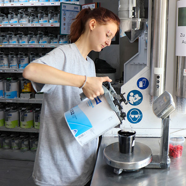 Hanna Eichelberger bei der Arbeit beim Mischen von Farben