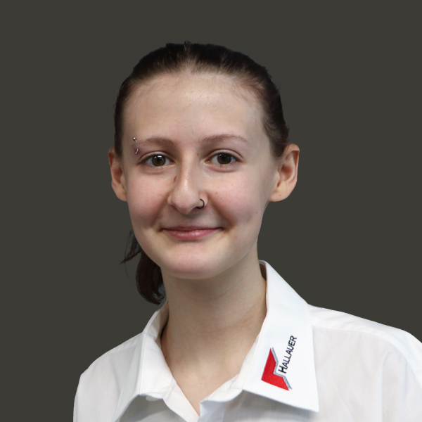 Portraitfoto von Hanna Eichelberger vor grauem Hintergrund