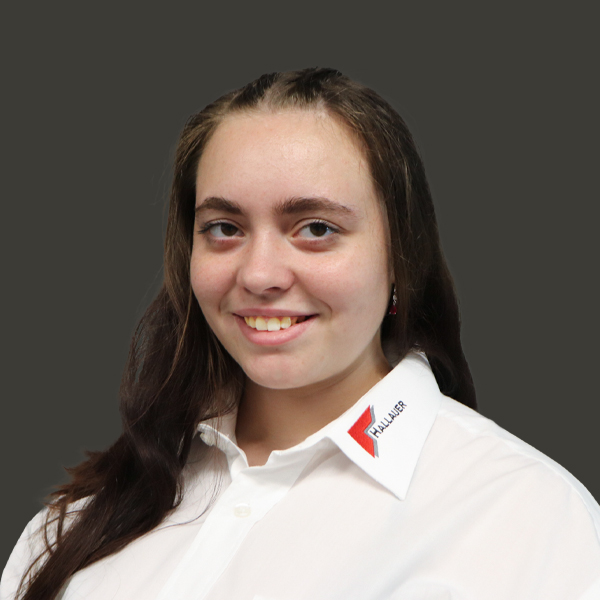 Portraitfoto von Melanie Birrer vor grauem Hintergrund